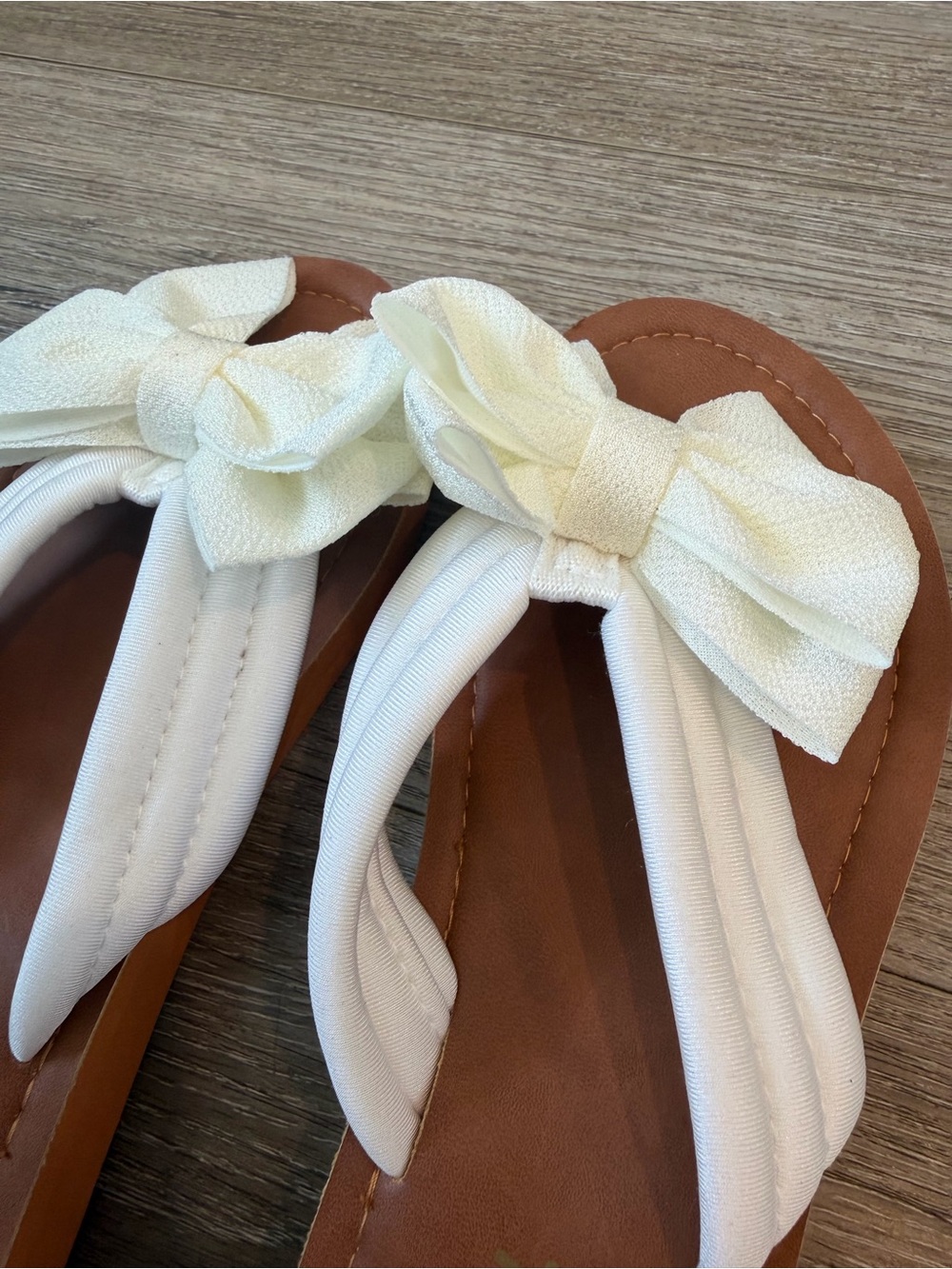 Women’s White Bow Toe-Post Sandals - Picture 3 of 5